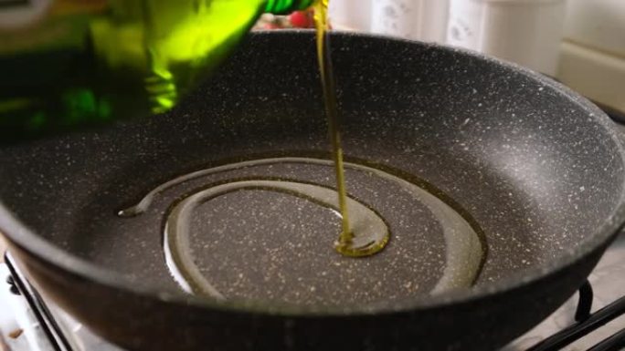 将橄榄油放入煎锅中