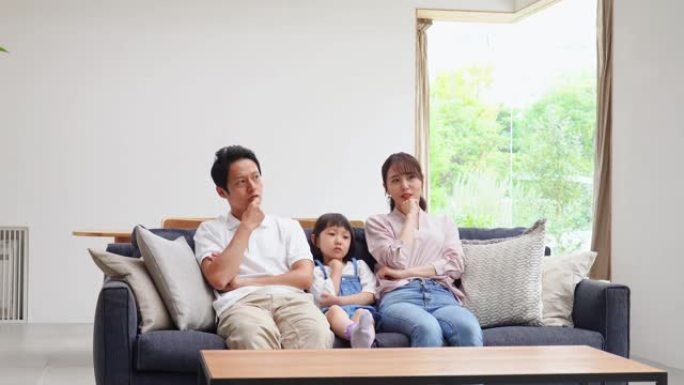 亚洲家庭在沙发上思考