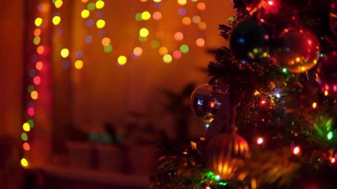 家里有闪光灯的装饰圣诞树