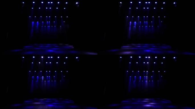 音乐厅空荡荡的舞台上有许多照明装置。