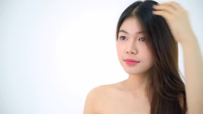 年轻的亚洲20多岁女性黑色光滑头发化妆品化妆漂亮的脸蛋白色条纹衬衫在白色背景上表达情感，用于病毒剪辑