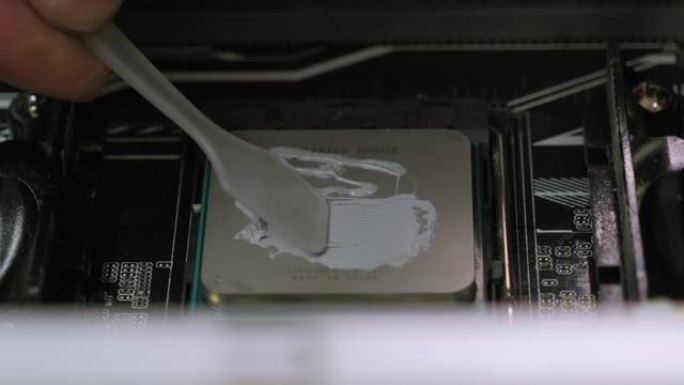 在笔记本电脑处理器上涂抹导热膏。