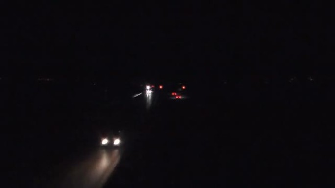 夜间高速公路上的车灯。时间表。没有声音。