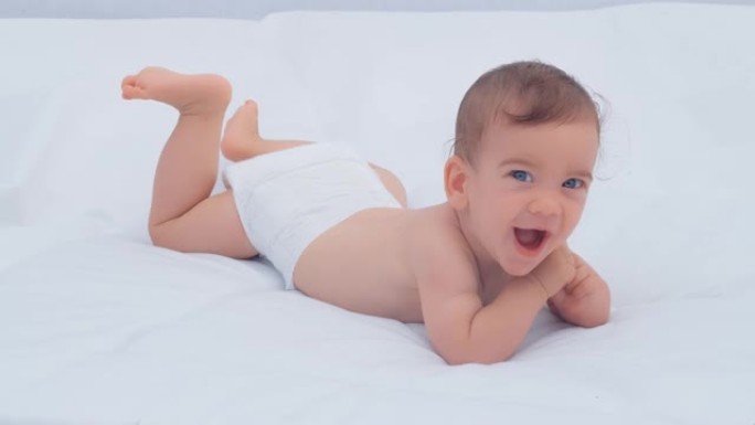 6个月男婴环顾四周，微笑。照顾孩子和父母爱的概念，4k慢动作
