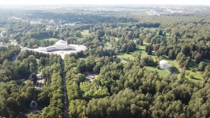 从无人机俯瞰巴甫洛夫斯克宫，18世纪俄罗斯皇家住宅友谊神庙，巴甫洛夫斯克公园的圆形亭，它建于俄罗斯斯