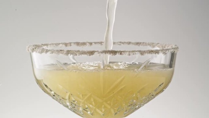 倒玛格丽塔酒特写