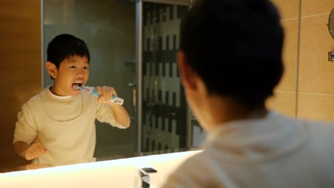 小男孩用电动牙刷刷牙