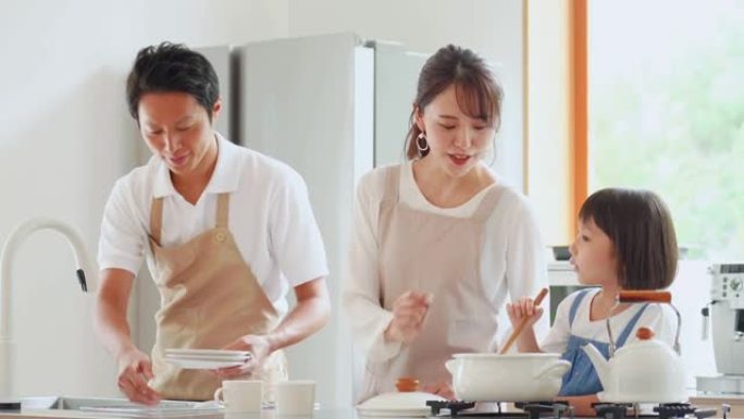 亚洲家庭在家做饭亲子游戏温馨愉快