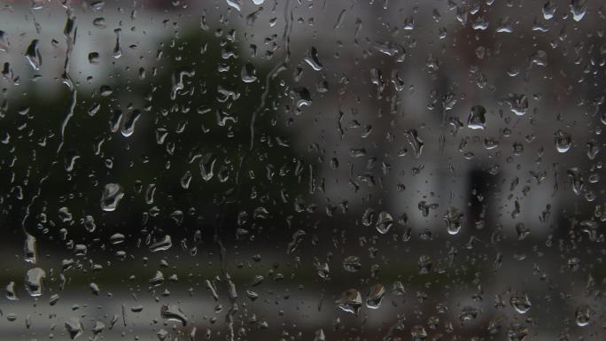 玻璃窗上的雨滴水滴窗户水珠