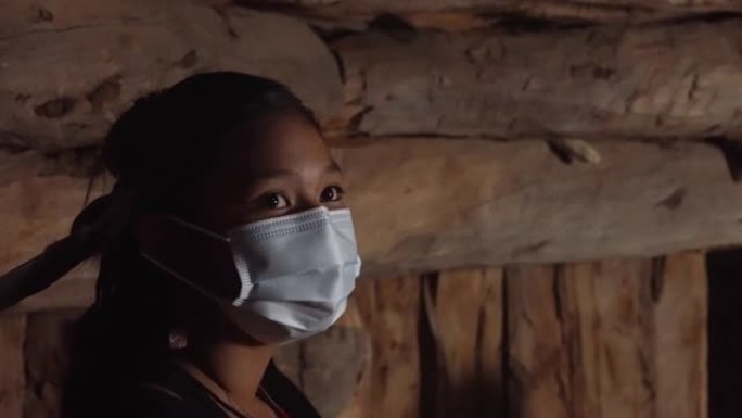 年轻的纳瓦霍女孩手持面具建造纳瓦霍霍根，以防止新型冠状病毒肺炎