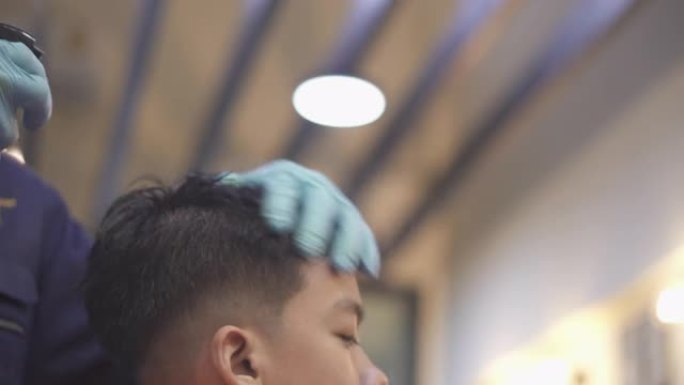 十几岁的男孩在理发店拜访发型师