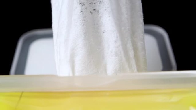 白色一次性湿巾是从黄色塑料盒中抽出的