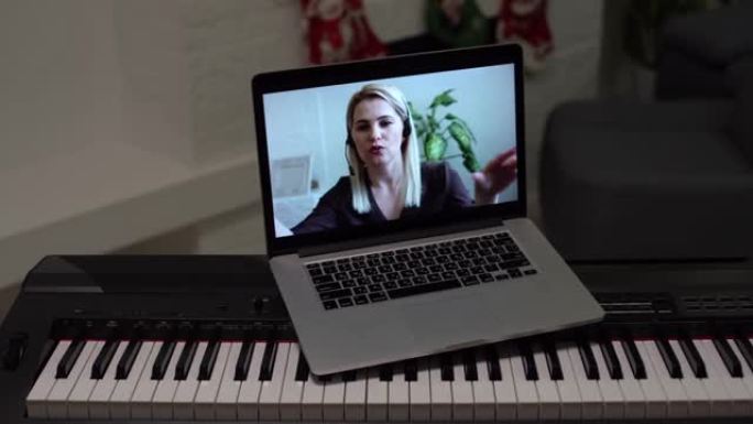 圣诞节时间，钢琴按键上的笔记本电脑