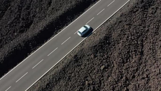 鸟瞰图。沙漠公路上的电动汽车。未来的概念