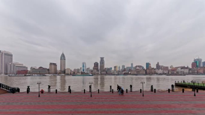 美丽的上海城市景观，多云的天空背景，在黄浦江上航行的货船，游客拍照，4k镜头，延时视频，b滚动镜头。