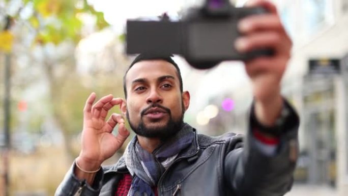 男子在城市用相机拍摄vlog