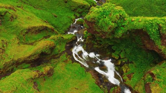 冰岛景观中的溪流山川溪水植被雨林