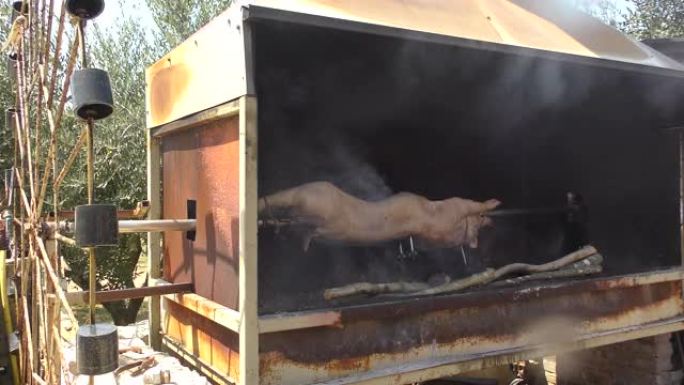 用火和木炭煮熟的整个烤猪肉