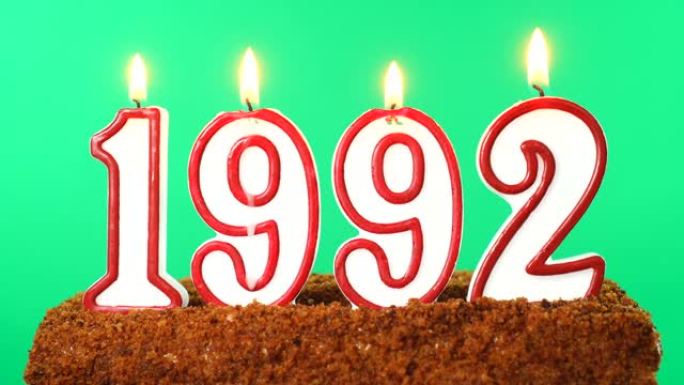 蛋糕与数字1992点燃的蜡烛。上个世纪的日期。色度键。绿屏。隔离
