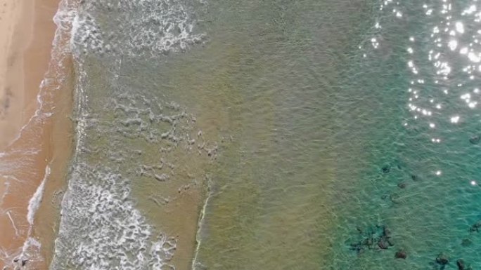 4k空中无人机在野生沙滩上飞溅的海浪，流体运动