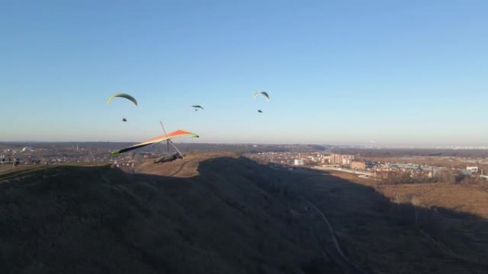 悬挂式滑翔伞和滑翔伞在山上翱翔