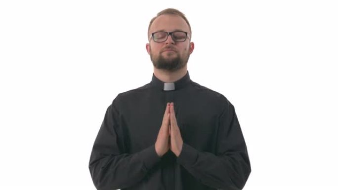 高加索牧师的肖像双手合十祈祷。祈祷手的手势。孤立在白色背景上