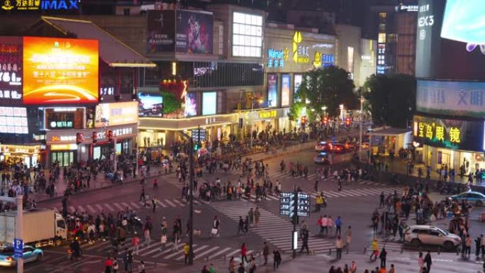 夜间照明长沙市市中心著名拥挤人行横道屋顶全景4k中国