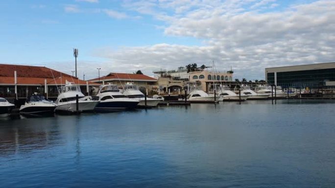 巴拿马，11月8日: 2020年11月8日在巴拿马巴拿马城弗拉门戈岛的码头，游艇。弗拉门戈岛是巴拿马