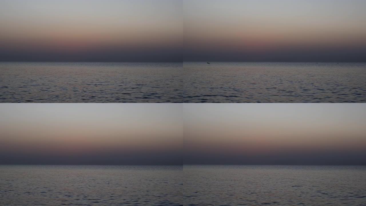 日落后的海线。夜晚落在海洋上。