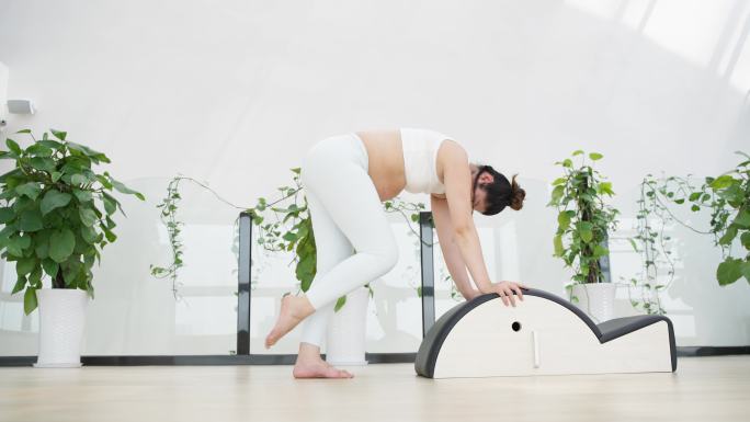 怀孕的美女在健身房锻炼身体做瑜伽动作