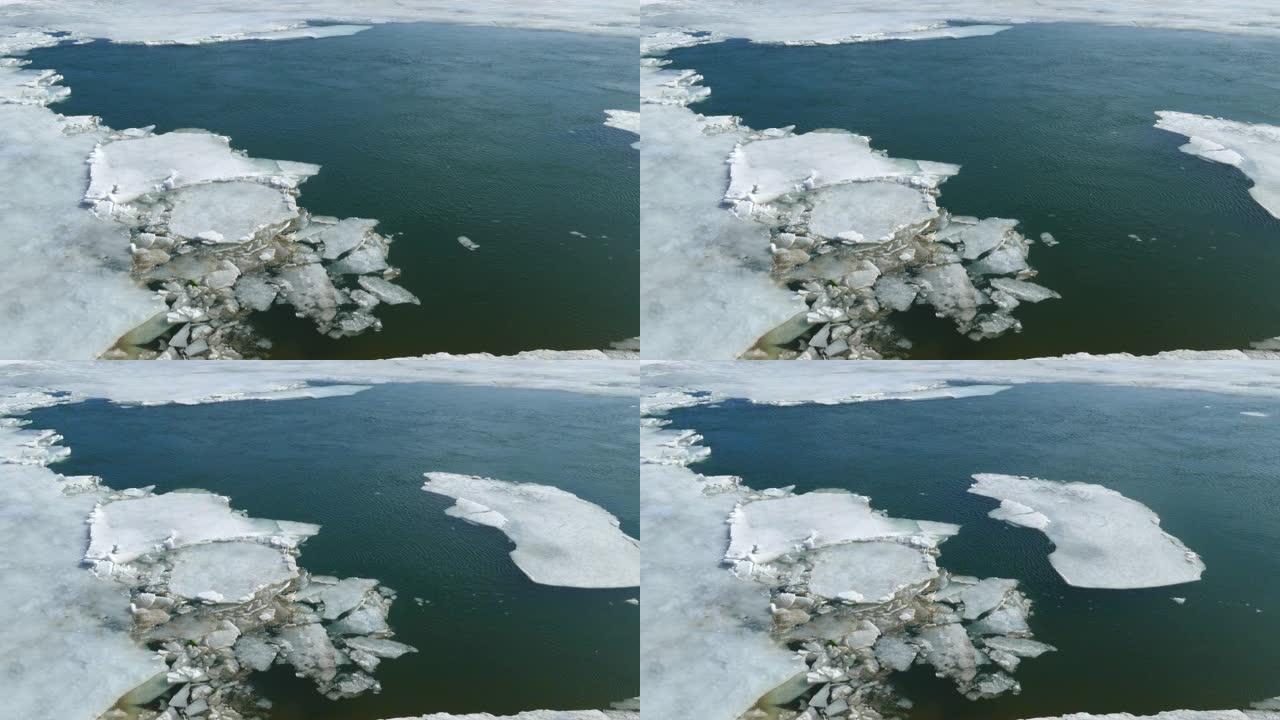 春季在河上漂浮的碎冰