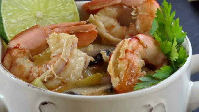 缩小碗中流行的泰国菜汤姆百胜或汤姆山药汤。