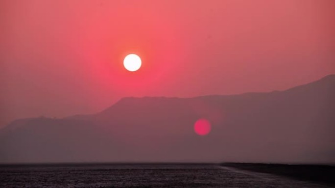 时光流逝-美丽的，多彩的，抽象的日落在山脉风景博纳维尔盐滩，犹他州