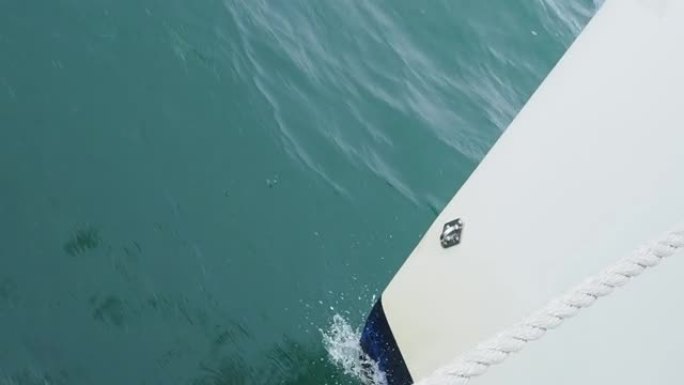 游艇前端在海洋中向前移动的特写镜头。