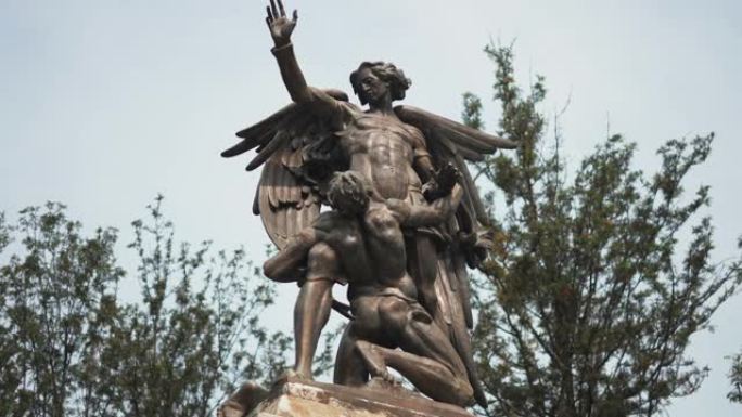 阿拉米达中央贝多芬纪念碑上的一个男人和一个天使的雕像