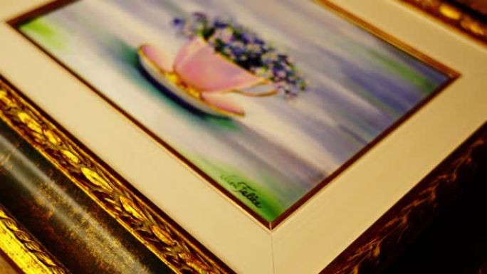 紫罗兰花的瓷碟和杯子的静品