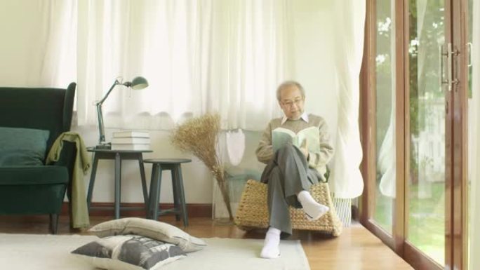 老人独自阅读他最喜欢的书，并以笑脸在家放松