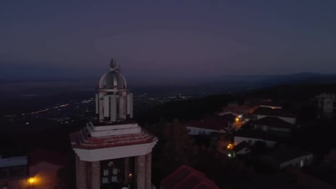 日落后，无人机拍摄了格鲁吉亚国旗