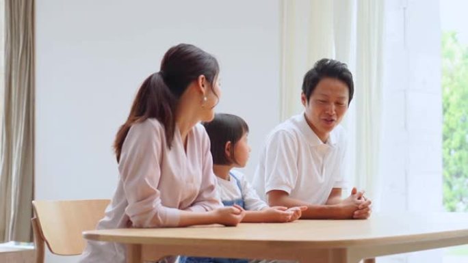 亚洲家庭在家聊天家庭在家聊天