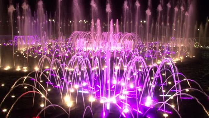晚上在莫斯科跳舞的喷泉。