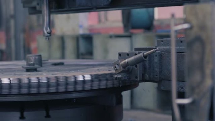 用合金切割机对钢铁材料进行旋转切割