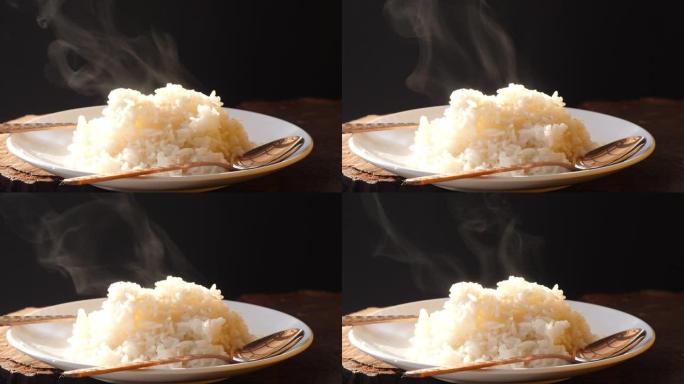 黑锅白菜里有烟的米饭。慢动作