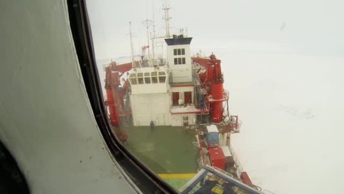 直升机正在登上费多罗夫院士的船。