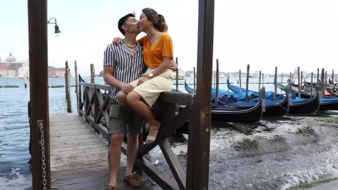 亚洲旅游夫妇在意大利威尼斯享受假期