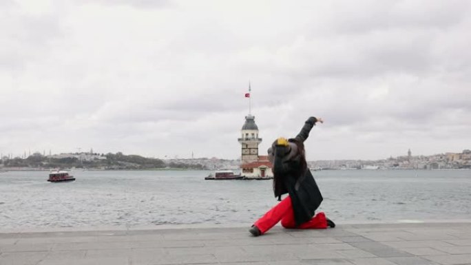在伊斯坦布尔市的少女塔景前跳舞