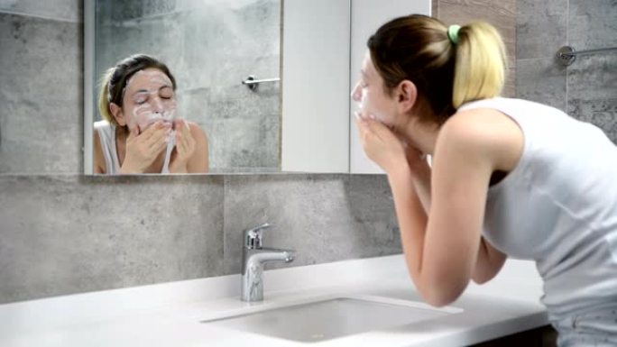 用肥皂洗脸-4k分辨率