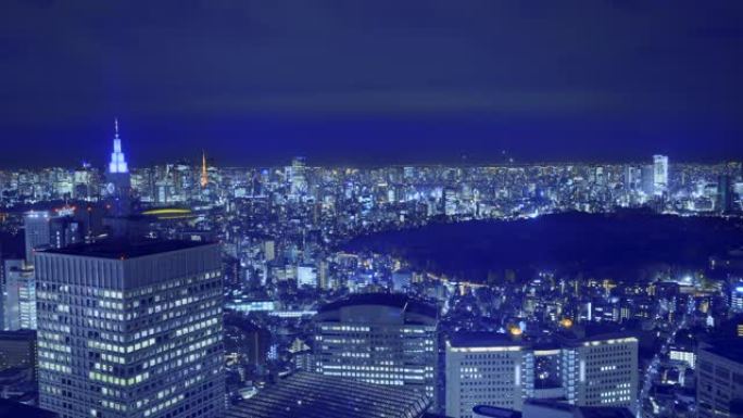 新宿的夜景衬砌着摩天大楼