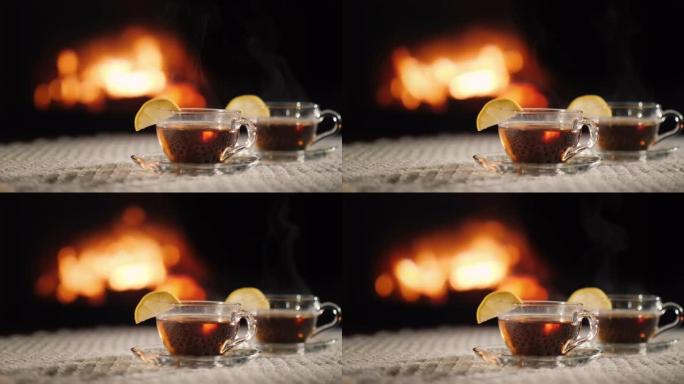 两杯热ow放在壁炉旁的桌子上，蒸汽来自热饮