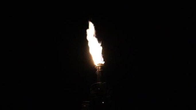 炼油厂的火炬烟囱