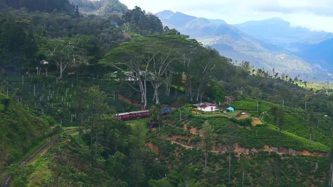 火车在斯里兰卡的山区移动